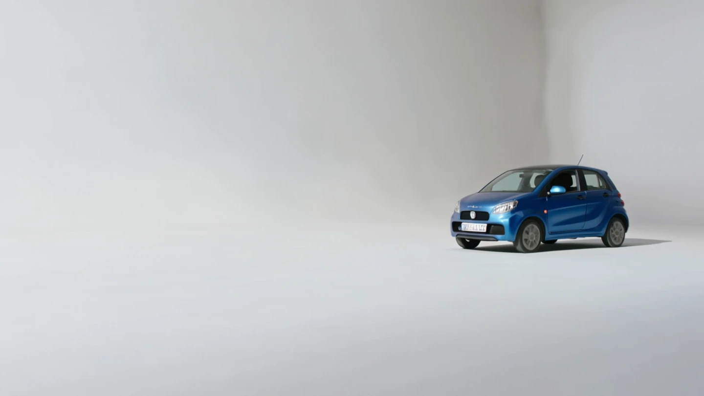 Carro azul en un estudio blanco luminoso